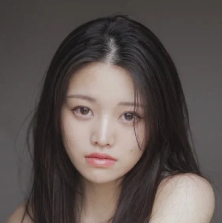 若いアジア人女性の顔のクローズアップポートレート