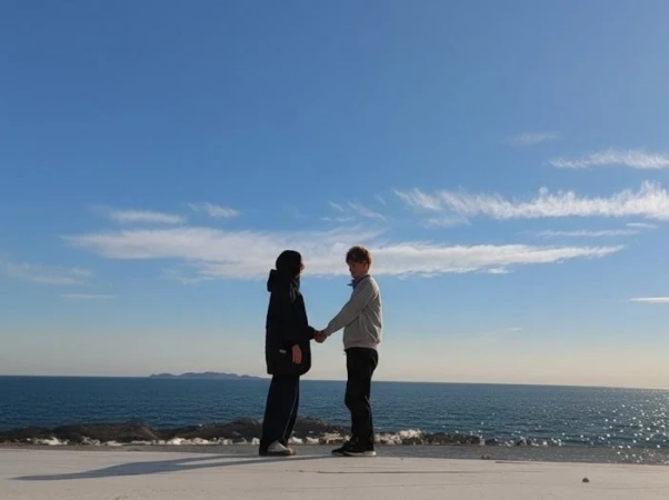 手を取り合うカップルと海の風景