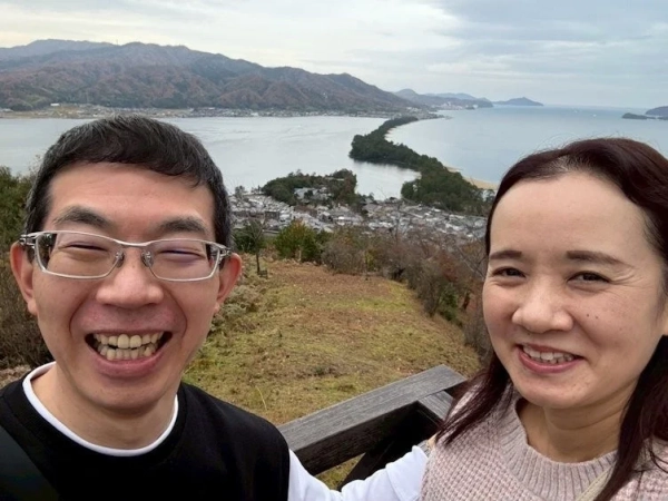 天橋立を背景に自撮りするカップル