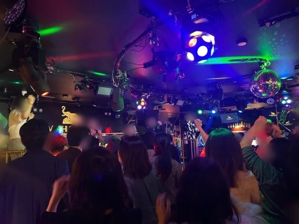 ディスコボールと人々