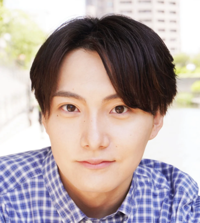 青いチェックシャツを着た若い男性のポートレート