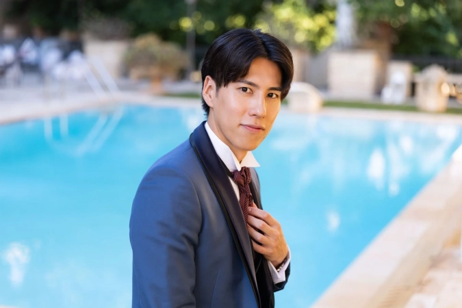 プールサイドで微笑むたかしさん