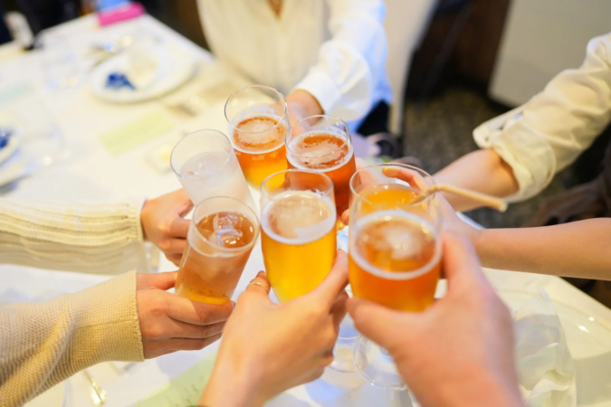 複数の人がグラスを手に乾杯している様子