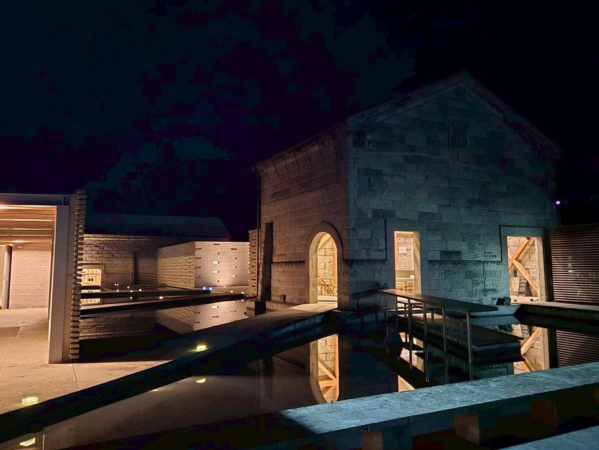 夜間にライトアップされた石の美術館