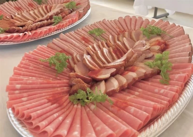 美しく盛り付けられたハムやコールドカットのオードブル