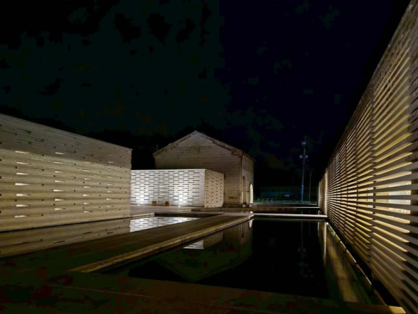 幻想的なライトアップが施された建築物