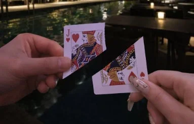 トランプの片割れを持つ手