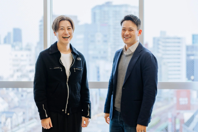 笑顔で並び立つ2人の日本人男性のビジネスポートレート