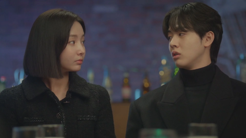 カップルが真剣に話す様子