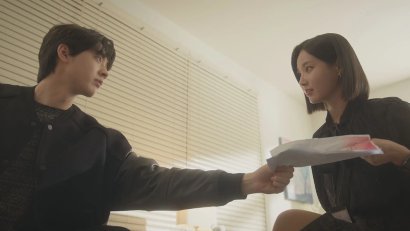 書類を渡す男女