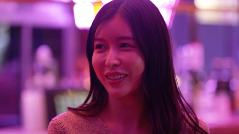 夜のネオンで笑顔の女性