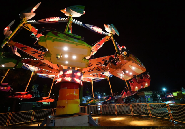ライトアップされた遊園地のアトラクション