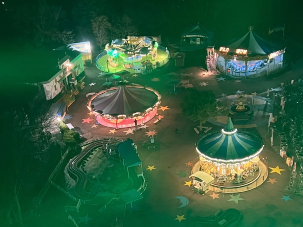 夜の遊園地でのイベント風景
