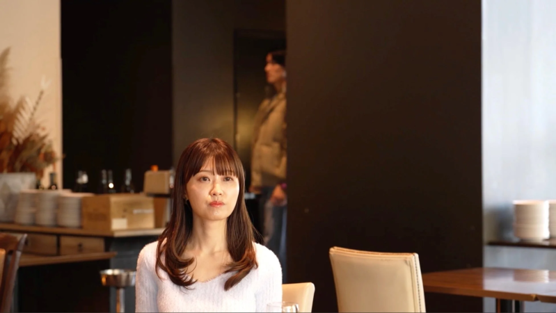 レストランで困惑する女性