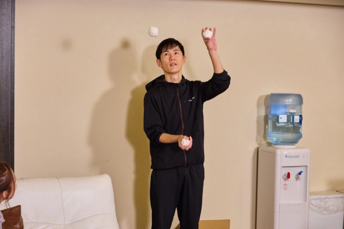 ジャグリングをする男性