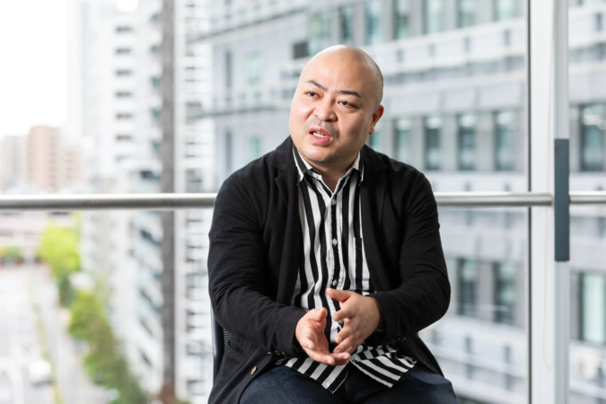 座って話している様子の男性のポートレート