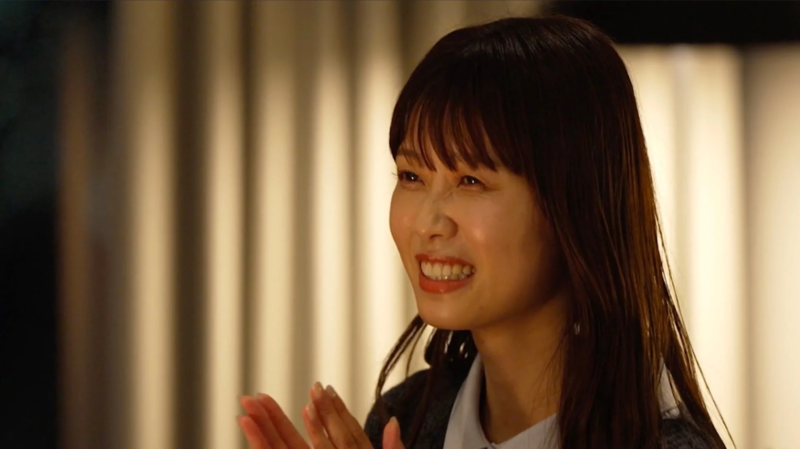 満面の笑みを浮かべ、手を叩いている若い女性のポートレート