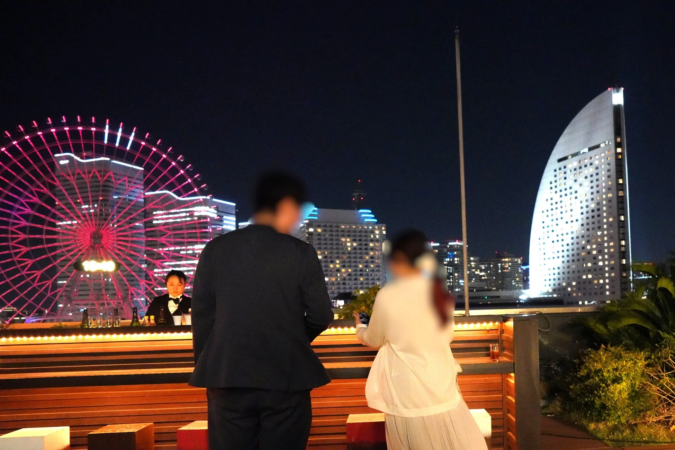 ルーフトップから望む観覧車の夜景