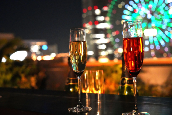 夜景を背景にしたカクテル