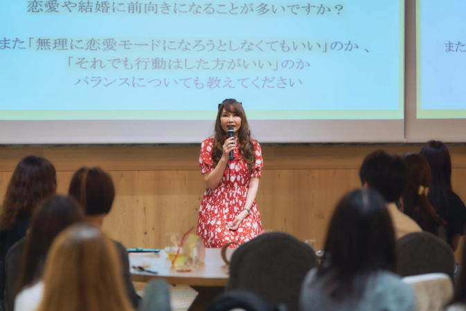 熱心に耳を傾ける参加者たち