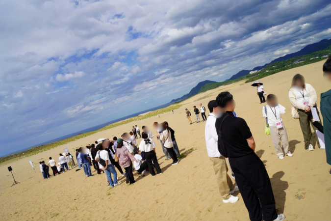 イベント会場に集まる人々