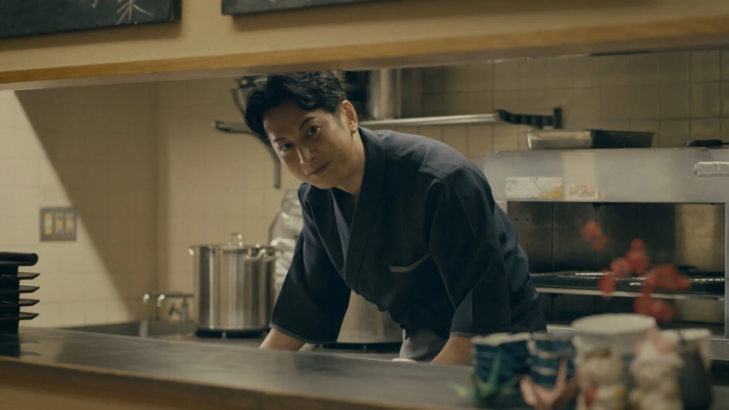小料理屋で微笑む男性