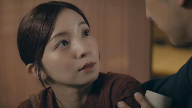 真剣な表情の女性