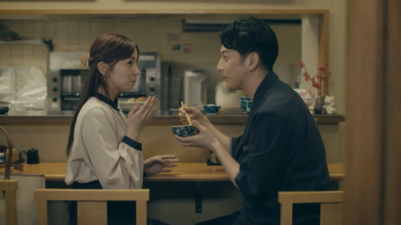 食事中の男女