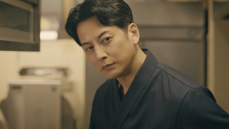 真剣な表情の男性