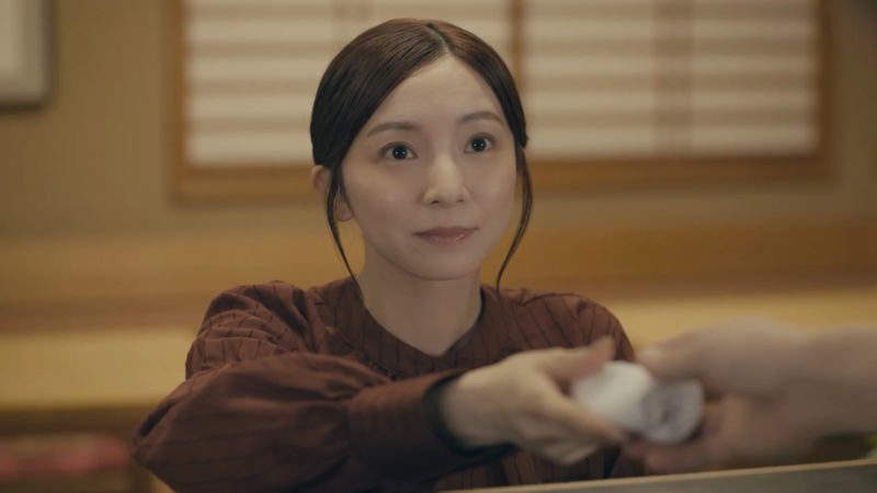 女性が何かを手渡す様子