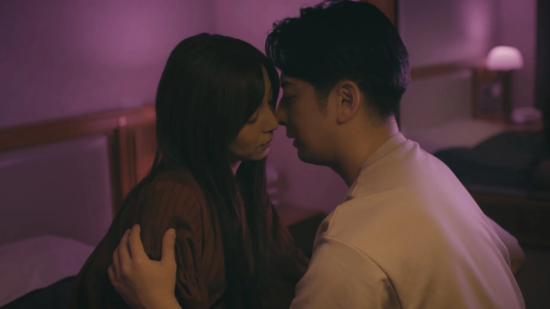 親密な雰囲気の男女