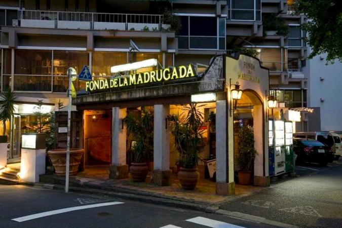 FONDA DE LA MADRUGADAの夜の外観