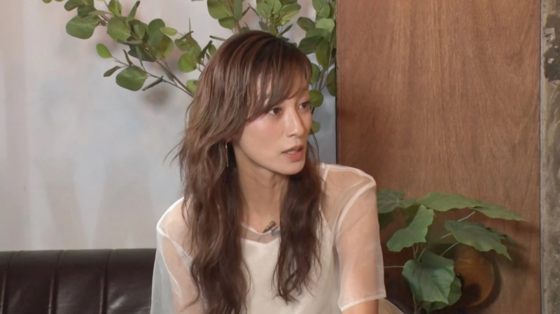 女性、ソファ、会話