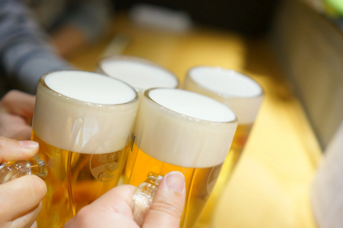 ビールで乾杯している様子