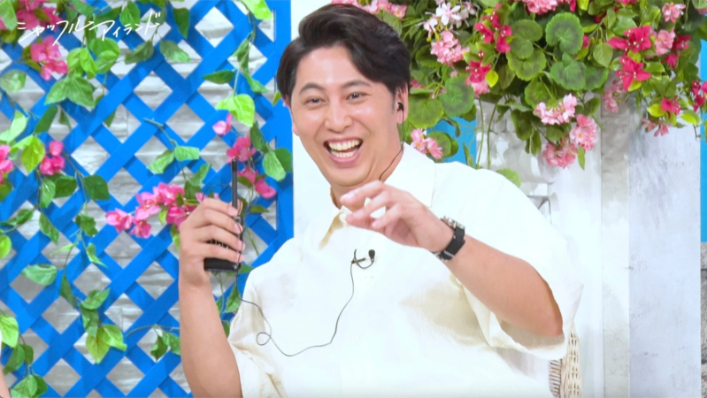 笑顔で話す男性MC