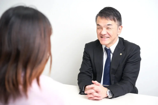 笑顔で対話するビジネスシーン