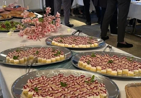イベント会場のビュッフェテーブルに、一口サイズのデザートが多数並んでいます